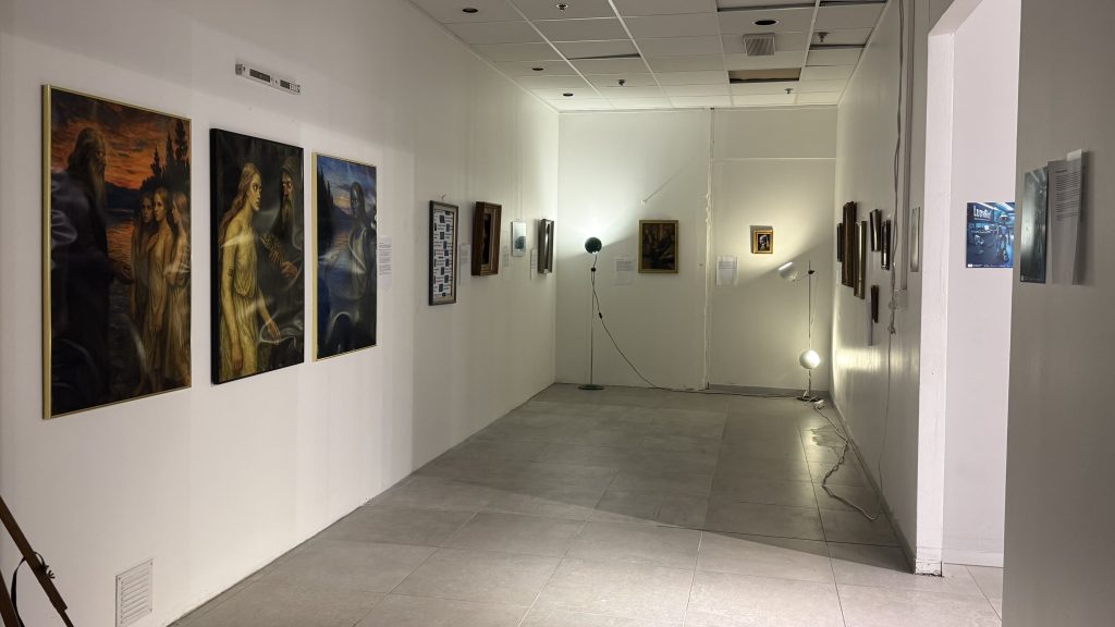 Kauneutta outouden laaksossa -näyttely